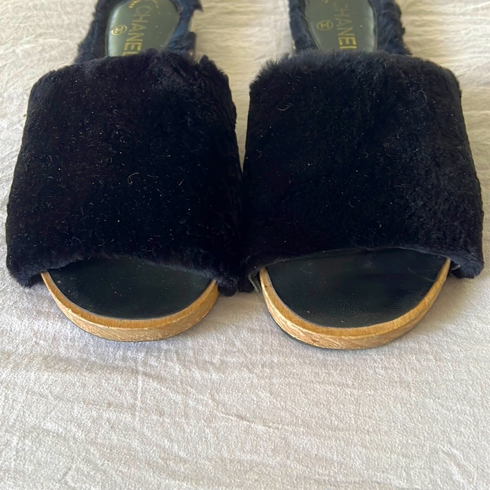 fur sandals very comfortable in black